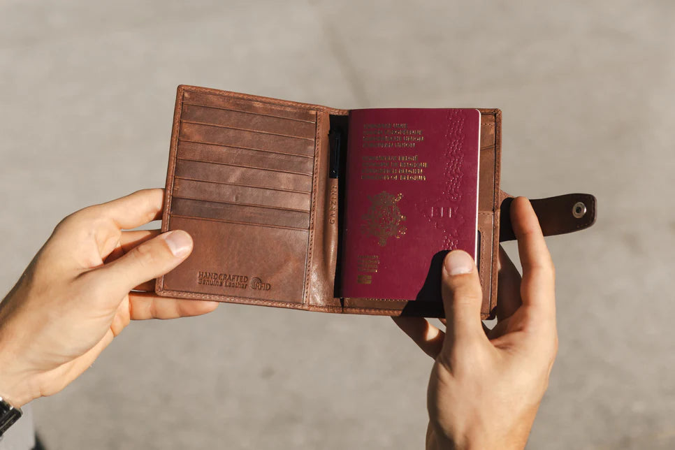 AIRTAG PASSPORT HOLDER