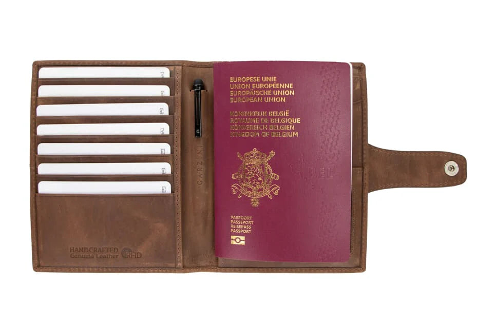 AIRTAG PASSPORT HOLDER