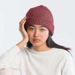 SIMPLE GRID BEANIE IN RED WINE ON MODEL