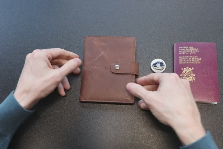 AIRTAG PASSPORT HOLDER